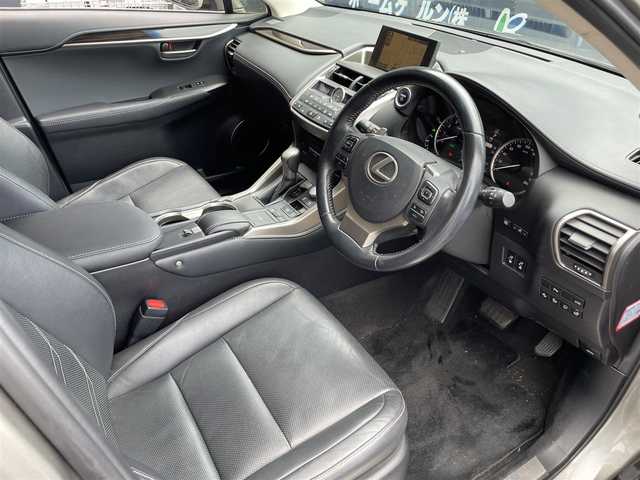 レクサス ＮＸ 300h バージョンL 滋賀県 2015(平27)年 7万km ソニックチタニウム 禁煙車/純正ナビ/バックカメラ/サイドカメラ/前方ドライブレコーダー/パワーシート/シートヒーター/シートクーラー/ステアリングヒーター/本革シート/レーダークルーズコントロール/レーンキープアシスト/パドルシフト/ステアリングスイッチ