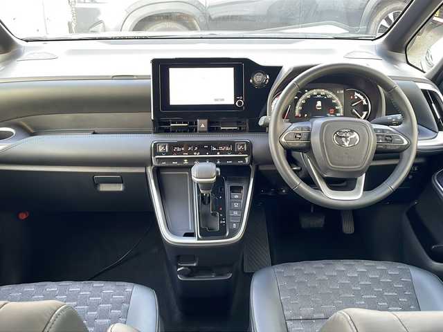 トヨタ ヴォクシー S－Z 山口県 2024(令6)年 1.2万km アティチュードブラックマイカ 純正８型DA（Apple CarPlay）/バックカメラ/純正13.2型フリップダウンモニター/フルセグTV/両側パワースライドドア/ハーフレザーシート/前席シートヒーター/純正13.2型フリップダウンモニター/ETC2.0/純正１７インチアルミホイール/トヨタセーフティーセンス/・プリクラッシュセーフティ/・レーントレーシングアシスト/・レーンディパーチャーアラート/・レーダークルーズコントロール/・アダプティブハイビームシステム／オートマチックハイビーム/・ロードサインアシスト/・ドライバー異常時対応システム/・プロアクティブドライビングアシスト/・発進遅れ告知機能/・緊急時操舵支援（アクティブ操舵機能付）/・フロントクロストラフィックアラート/・レーンチェンジアシスト