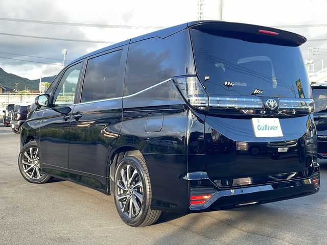 トヨタ ヴォクシー S－Z 山口県 2024(令6)年 1.2万km アティチュードブラックマイカ 純正８型DA（Apple CarPlay）/バックカメラ/純正13.2型フリップダウンモニター/フルセグTV/両側パワースライドドア/ハーフレザーシート/前席シートヒーター/純正13.2型フリップダウンモニター/ETC2.0/純正１７インチアルミホイール/トヨタセーフティーセンス/・プリクラッシュセーフティ/・レーントレーシングアシスト/・レーンディパーチャーアラート/・レーダークルーズコントロール/・アダプティブハイビームシステム／オートマチックハイビーム/・ロードサインアシスト/・ドライバー異常時対応システム/・プロアクティブドライビングアシスト/・発進遅れ告知機能/・緊急時操舵支援（アクティブ操舵機能付）/・フロントクロストラフィックアラート/・レーンチェンジアシスト