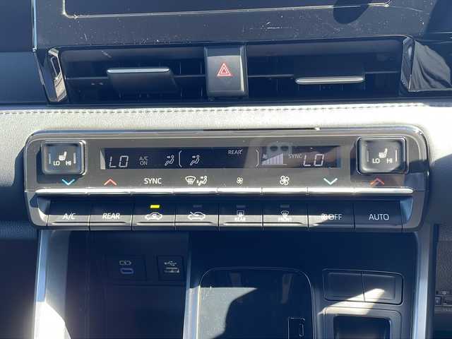 トヨタ ヴォクシー S－Z 山口県 2024(令6)年 1.2万km アティチュードブラックマイカ 純正８型DA（Apple CarPlay）/バックカメラ/純正13.2型フリップダウンモニター/フルセグTV/両側パワースライドドア/ハーフレザーシート/前席シートヒーター/純正13.2型フリップダウンモニター/ETC2.0/純正１７インチアルミホイール/トヨタセーフティーセンス/・プリクラッシュセーフティ/・レーントレーシングアシスト/・レーンディパーチャーアラート/・レーダークルーズコントロール/・アダプティブハイビームシステム／オートマチックハイビーム/・ロードサインアシスト/・ドライバー異常時対応システム/・プロアクティブドライビングアシスト/・発進遅れ告知機能/・緊急時操舵支援（アクティブ操舵機能付）/・フロントクロストラフィックアラート/・レーンチェンジアシスト