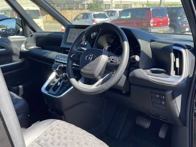 トヨタ ヴォクシー S－Z 山口県 2024(令6)年 1.2万km アティチュードブラックマイカ 純正８型DA（Apple CarPlay）/バックカメラ/純正13.2型フリップダウンモニター/フルセグTV/両側パワースライドドア/ハーフレザーシート/前席シートヒーター/純正13.2型フリップダウンモニター/ETC2.0/純正１７インチアルミホイール/トヨタセーフティーセンス/・プリクラッシュセーフティ/・レーントレーシングアシスト/・レーンディパーチャーアラート/・レーダークルーズコントロール/・アダプティブハイビームシステム／オートマチックハイビーム/・ロードサインアシスト/・ドライバー異常時対応システム/・プロアクティブドライビングアシスト/・発進遅れ告知機能/・緊急時操舵支援（アクティブ操舵機能付）/・フロントクロストラフィックアラート/・レーンチェンジアシスト