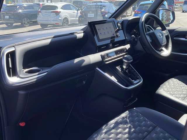トヨタ ヴォクシー S－Z 山口県 2024(令6)年 1.2万km アティチュードブラックマイカ 純正８型DA（Apple CarPlay）/バックカメラ/純正13.2型フリップダウンモニター/フルセグTV/両側パワースライドドア/ハーフレザーシート/前席シートヒーター/純正13.2型フリップダウンモニター/ETC2.0/純正１７インチアルミホイール/トヨタセーフティーセンス/・プリクラッシュセーフティ/・レーントレーシングアシスト/・レーンディパーチャーアラート/・レーダークルーズコントロール/・アダプティブハイビームシステム／オートマチックハイビーム/・ロードサインアシスト/・ドライバー異常時対応システム/・プロアクティブドライビングアシスト/・発進遅れ告知機能/・緊急時操舵支援（アクティブ操舵機能付）/・フロントクロストラフィックアラート/・レーンチェンジアシスト