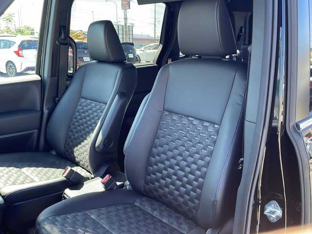 トヨタ ヴォクシー S－Z 山口県 2024(令6)年 1.2万km アティチュードブラックマイカ 純正８型DA（Apple CarPlay）/バックカメラ/純正13.2型フリップダウンモニター/フルセグTV/両側パワースライドドア/ハーフレザーシート/前席シートヒーター/純正13.2型フリップダウンモニター/ETC2.0/純正１７インチアルミホイール/トヨタセーフティーセンス/・プリクラッシュセーフティ/・レーントレーシングアシスト/・レーンディパーチャーアラート/・レーダークルーズコントロール/・アダプティブハイビームシステム／オートマチックハイビーム/・ロードサインアシスト/・ドライバー異常時対応システム/・プロアクティブドライビングアシスト/・発進遅れ告知機能/・緊急時操舵支援（アクティブ操舵機能付）/・フロントクロストラフィックアラート/・レーンチェンジアシスト