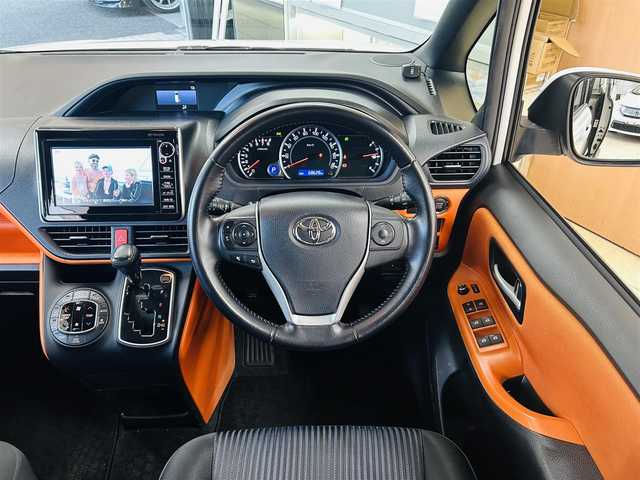 トヨタ ヴォクシー ZS 東京都 2015(平27)年 6.9万km ホワイトパールクリスタルシャイン 〇メーカーナビ/　(フルセグ/Bluetooth/VTR/AUX/USB/CD/DVD)/〇バックカメラ/〇リアコーナーセンサ/〇モデリスタエアロ/・フロント/リアアンダースポイラー/〇ローダウンサス/〇両側パワースライドドア/〇スマートキー/〇プッシュスタート/〇オートライト/〇LEDヘッドライト/〇純正フォグ/〇ステアリングスイッチ/〇革巻きステアリング/〇アイドリングストップ/〇リアプライバシーガラス/〇バイザー/〇電動格納ウインカーミラー/〇ISOFIX/〇フロアマット/〇ETC/〇横滑り防止装置/〇社外アルミ付き冬タイヤ4本積み込み/〇WSRS&ABS/〇新車時保証書/〇取扱説明書