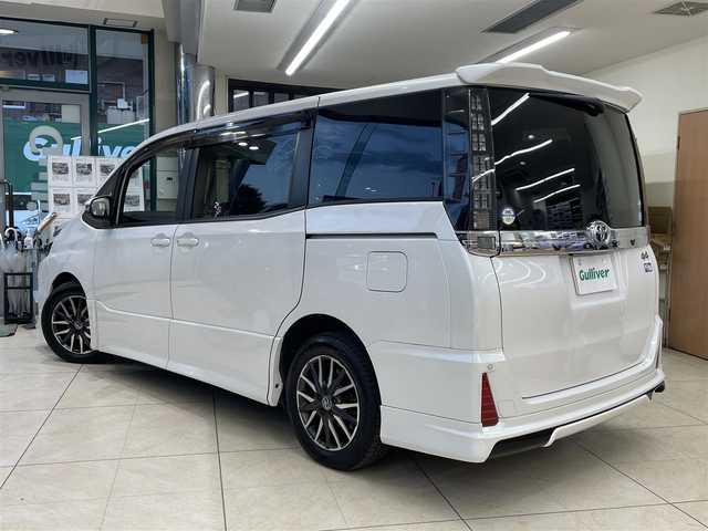 トヨタ ヴォクシー ZS 東京都 2015(平27)年 6.9万km ホワイトパールクリスタルシャイン 〇メーカーナビ/　(フルセグ/Bluetooth/VTR/AUX/USB/CD/DVD)/〇バックカメラ/〇リアコーナーセンサ/〇モデリスタエアロ/・フロント/リアアンダースポイラー/〇ローダウンサス/〇両側パワースライドドア/〇スマートキー/〇プッシュスタート/〇オートライト/〇LEDヘッドライト/〇純正フォグ/〇ステアリングスイッチ/〇革巻きステアリング/〇アイドリングストップ/〇リアプライバシーガラス/〇バイザー/〇電動格納ウインカーミラー/〇ISOFIX/〇フロアマット/〇ETC/〇横滑り防止装置/〇社外アルミ付き冬タイヤ4本積み込み/〇WSRS&ABS/〇新車時保証書/〇取扱説明書