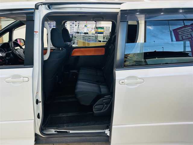 トヨタ ヴォクシー ZS 東京都 2015(平27)年 6.9万km ホワイトパールクリスタルシャイン 〇メーカーナビ/　(フルセグ/Bluetooth/VTR/AUX/USB/CD/DVD)/〇バックカメラ/〇リアコーナーセンサ/〇モデリスタエアロ/・フロント/リアアンダースポイラー/〇ローダウンサス/〇両側パワースライドドア/〇スマートキー/〇プッシュスタート/〇オートライト/〇LEDヘッドライト/〇純正フォグ/〇ステアリングスイッチ/〇革巻きステアリング/〇アイドリングストップ/〇リアプライバシーガラス/〇バイザー/〇電動格納ウインカーミラー/〇ISOFIX/〇フロアマット/〇ETC/〇横滑り防止装置/〇社外アルミ付き冬タイヤ4本積み込み/〇WSRS&ABS/〇新車時保証書/〇取扱説明書