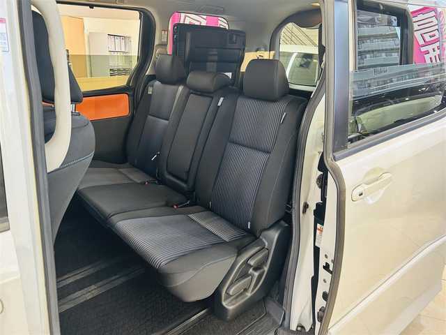 トヨタ ヴォクシー ZS 東京都 2015(平27)年 6.9万km ホワイトパールクリスタルシャイン 〇メーカーナビ/　(フルセグ/Bluetooth/VTR/AUX/USB/CD/DVD)/〇バックカメラ/〇リアコーナーセンサ/〇モデリスタエアロ/・フロント/リアアンダースポイラー/〇ローダウンサス/〇両側パワースライドドア/〇スマートキー/〇プッシュスタート/〇オートライト/〇LEDヘッドライト/〇純正フォグ/〇ステアリングスイッチ/〇革巻きステアリング/〇アイドリングストップ/〇リアプライバシーガラス/〇バイザー/〇電動格納ウインカーミラー/〇ISOFIX/〇フロアマット/〇ETC/〇横滑り防止装置/〇社外アルミ付き冬タイヤ4本積み込み/〇WSRS&ABS/〇新車時保証書/〇取扱説明書