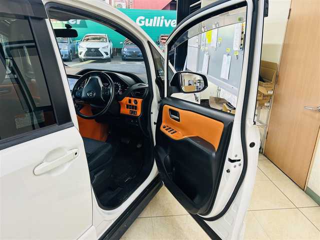 トヨタ ヴォクシー ZS 東京都 2015(平27)年 6.9万km ホワイトパールクリスタルシャイン 〇メーカーナビ/　(フルセグ/Bluetooth/VTR/AUX/USB/CD/DVD)/〇バックカメラ/〇リアコーナーセンサ/〇モデリスタエアロ/・フロント/リアアンダースポイラー/〇ローダウンサス/〇両側パワースライドドア/〇スマートキー/〇プッシュスタート/〇オートライト/〇LEDヘッドライト/〇純正フォグ/〇ステアリングスイッチ/〇革巻きステアリング/〇アイドリングストップ/〇リアプライバシーガラス/〇バイザー/〇電動格納ウインカーミラー/〇ISOFIX/〇フロアマット/〇ETC/〇横滑り防止装置/〇社外アルミ付き冬タイヤ4本積み込み/〇WSRS&ABS/〇新車時保証書/〇取扱説明書