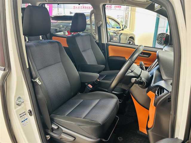 トヨタ ヴォクシー ZS 東京都 2015(平27)年 6.9万km ホワイトパールクリスタルシャイン 〇メーカーナビ/　(フルセグ/Bluetooth/VTR/AUX/USB/CD/DVD)/〇バックカメラ/〇リアコーナーセンサ/〇モデリスタエアロ/・フロント/リアアンダースポイラー/〇ローダウンサス/〇両側パワースライドドア/〇スマートキー/〇プッシュスタート/〇オートライト/〇LEDヘッドライト/〇純正フォグ/〇ステアリングスイッチ/〇革巻きステアリング/〇アイドリングストップ/〇リアプライバシーガラス/〇バイザー/〇電動格納ウインカーミラー/〇ISOFIX/〇フロアマット/〇ETC/〇横滑り防止装置/〇社外アルミ付き冬タイヤ4本積み込み/〇WSRS&ABS/〇新車時保証書/〇取扱説明書