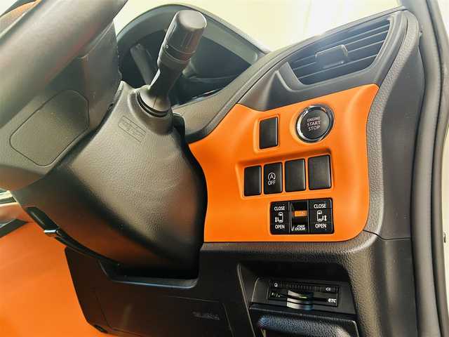 トヨタ ヴォクシー ZS 東京都 2015(平27)年 6.9万km ホワイトパールクリスタルシャイン 〇メーカーナビ/　(フルセグ/Bluetooth/VTR/AUX/USB/CD/DVD)/〇バックカメラ/〇リアコーナーセンサ/〇モデリスタエアロ/・フロント/リアアンダースポイラー/〇ローダウンサス/〇両側パワースライドドア/〇スマートキー/〇プッシュスタート/〇オートライト/〇LEDヘッドライト/〇純正フォグ/〇ステアリングスイッチ/〇革巻きステアリング/〇アイドリングストップ/〇リアプライバシーガラス/〇バイザー/〇電動格納ウインカーミラー/〇ISOFIX/〇フロアマット/〇ETC/〇横滑り防止装置/〇社外アルミ付き冬タイヤ4本積み込み/〇WSRS&ABS/〇新車時保証書/〇取扱説明書