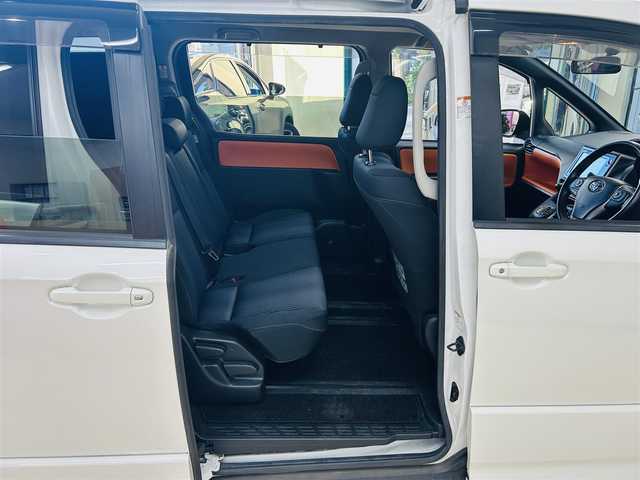 トヨタ ヴォクシー ZS 東京都 2015(平27)年 6.9万km ホワイトパールクリスタルシャイン 〇メーカーナビ/　(フルセグ/Bluetooth/VTR/AUX/USB/CD/DVD)/〇バックカメラ/〇リアコーナーセンサ/〇モデリスタエアロ/・フロント/リアアンダースポイラー/〇ローダウンサス/〇両側パワースライドドア/〇スマートキー/〇プッシュスタート/〇オートライト/〇LEDヘッドライト/〇純正フォグ/〇ステアリングスイッチ/〇革巻きステアリング/〇アイドリングストップ/〇リアプライバシーガラス/〇バイザー/〇電動格納ウインカーミラー/〇ISOFIX/〇フロアマット/〇ETC/〇横滑り防止装置/〇社外アルミ付き冬タイヤ4本積み込み/〇WSRS&ABS/〇新車時保証書/〇取扱説明書