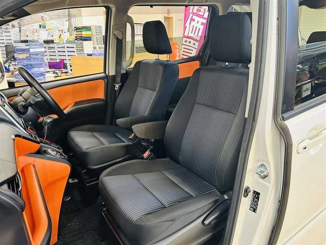 トヨタ ヴォクシー ZS 東京都 2015(平27)年 6.9万km ホワイトパールクリスタルシャイン 〇メーカーナビ/　(フルセグ/Bluetooth/VTR/AUX/USB/CD/DVD)/〇バックカメラ/〇リアコーナーセンサ/〇モデリスタエアロ/・フロント/リアアンダースポイラー/〇ローダウンサス/〇両側パワースライドドア/〇スマートキー/〇プッシュスタート/〇オートライト/〇LEDヘッドライト/〇純正フォグ/〇ステアリングスイッチ/〇革巻きステアリング/〇アイドリングストップ/〇リアプライバシーガラス/〇バイザー/〇電動格納ウインカーミラー/〇ISOFIX/〇フロアマット/〇ETC/〇横滑り防止装置/〇社外アルミ付き冬タイヤ4本積み込み/〇WSRS&ABS/〇新車時保証書/〇取扱説明書