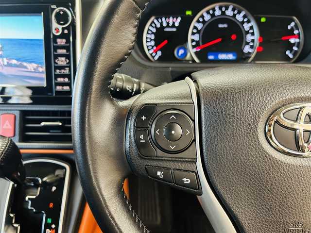 トヨタ ヴォクシー ZS 東京都 2015(平27)年 6.9万km ホワイトパールクリスタルシャイン 〇メーカーナビ/　(フルセグ/Bluetooth/VTR/AUX/USB/CD/DVD)/〇バックカメラ/〇リアコーナーセンサ/〇モデリスタエアロ/・フロント/リアアンダースポイラー/〇ローダウンサス/〇両側パワースライドドア/〇スマートキー/〇プッシュスタート/〇オートライト/〇LEDヘッドライト/〇純正フォグ/〇ステアリングスイッチ/〇革巻きステアリング/〇アイドリングストップ/〇リアプライバシーガラス/〇バイザー/〇電動格納ウインカーミラー/〇ISOFIX/〇フロアマット/〇ETC/〇横滑り防止装置/〇社外アルミ付き冬タイヤ4本積み込み/〇WSRS&ABS/〇新車時保証書/〇取扱説明書