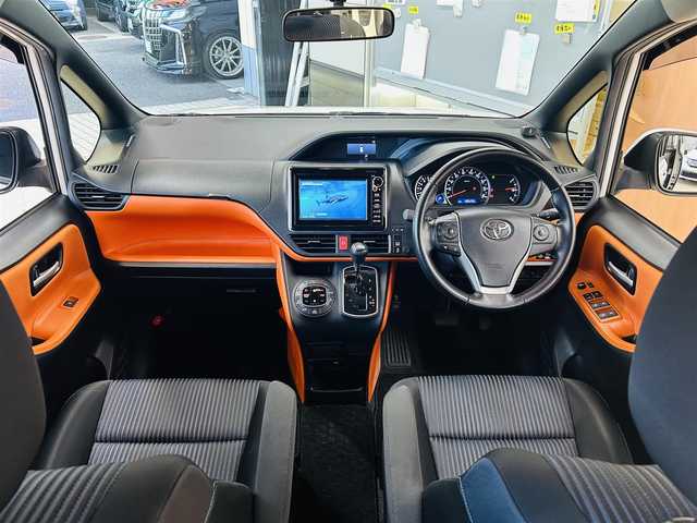 トヨタ ヴォクシー ZS 東京都 2015(平27)年 6.9万km ホワイトパールクリスタルシャイン 〇メーカーナビ/　(フルセグ/Bluetooth/VTR/AUX/USB/CD/DVD)/〇バックカメラ/〇リアコーナーセンサ/〇モデリスタエアロ/・フロント/リアアンダースポイラー/〇ローダウンサス/〇両側パワースライドドア/〇スマートキー/〇プッシュスタート/〇オートライト/〇LEDヘッドライト/〇純正フォグ/〇ステアリングスイッチ/〇革巻きステアリング/〇アイドリングストップ/〇リアプライバシーガラス/〇バイザー/〇電動格納ウインカーミラー/〇ISOFIX/〇フロアマット/〇ETC/〇横滑り防止装置/〇社外アルミ付き冬タイヤ4本積み込み/〇WSRS&ABS/〇新車時保証書/〇取扱説明書