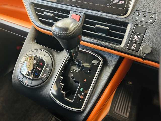 トヨタ ヴォクシー ZS 東京都 2015(平27)年 6.9万km ホワイトパールクリスタルシャイン 〇メーカーナビ/　(フルセグ/Bluetooth/VTR/AUX/USB/CD/DVD)/〇バックカメラ/〇リアコーナーセンサ/〇モデリスタエアロ/・フロント/リアアンダースポイラー/〇ローダウンサス/〇両側パワースライドドア/〇スマートキー/〇プッシュスタート/〇オートライト/〇LEDヘッドライト/〇純正フォグ/〇ステアリングスイッチ/〇革巻きステアリング/〇アイドリングストップ/〇リアプライバシーガラス/〇バイザー/〇電動格納ウインカーミラー/〇ISOFIX/〇フロアマット/〇ETC/〇横滑り防止装置/〇社外アルミ付き冬タイヤ4本積み込み/〇WSRS&ABS/〇新車時保証書/〇取扱説明書