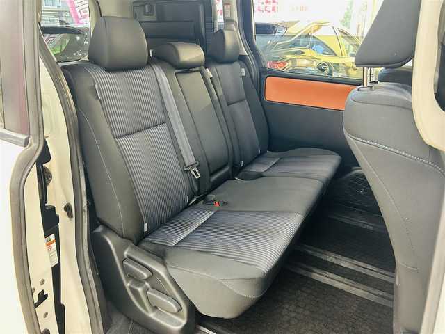 トヨタ ヴォクシー ZS 東京都 2015(平27)年 6.9万km ホワイトパールクリスタルシャイン 〇メーカーナビ/　(フルセグ/Bluetooth/VTR/AUX/USB/CD/DVD)/〇バックカメラ/〇リアコーナーセンサ/〇モデリスタエアロ/・フロント/リアアンダースポイラー/〇ローダウンサス/〇両側パワースライドドア/〇スマートキー/〇プッシュスタート/〇オートライト/〇LEDヘッドライト/〇純正フォグ/〇ステアリングスイッチ/〇革巻きステアリング/〇アイドリングストップ/〇リアプライバシーガラス/〇バイザー/〇電動格納ウインカーミラー/〇ISOFIX/〇フロアマット/〇ETC/〇横滑り防止装置/〇社外アルミ付き冬タイヤ4本積み込み/〇WSRS&ABS/〇新車時保証書/〇取扱説明書