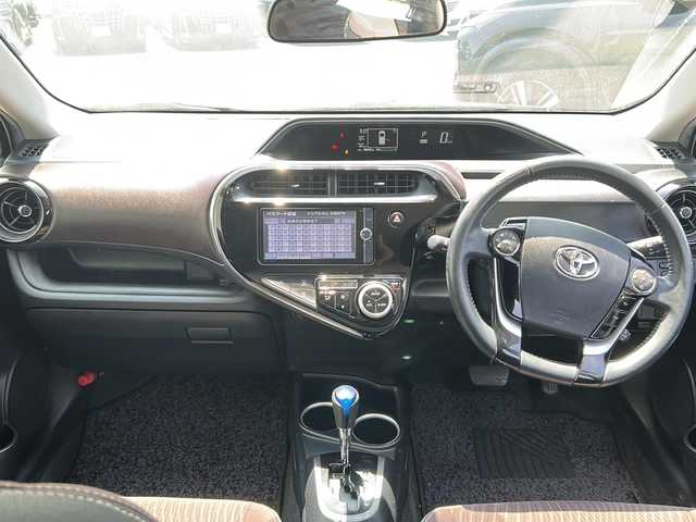 トヨタ アクア G 大分県 2017(平29)年 7.9万km ライムホワイトパールクリスタルシャイン 純正ナビ　ＮＳＺＴ－Ｗ６２Ｇ　フルセグＴＶ　ＳＤ　ＣＤ　ＤＶＤ　ＥＴＣ　革巻きステアリング　アイドリングストップ　衝突軽減防止装置　クルーズコントロール　純正フロアマット　ドアバイザー　　オートライト