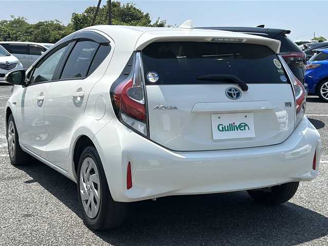 トヨタ アクア G 大分県 2017(平29)年 7.9万km ライムホワイトパールクリスタルシャイン 純正ナビ　ＮＳＺＴ－Ｗ６２Ｇ　フルセグＴＶ　ＳＤ　ＣＤ　ＤＶＤ　ＥＴＣ　革巻きステアリング　アイドリングストップ　衝突軽減防止装置　クルーズコントロール　純正フロアマット　ドアバイザー　　オートライト