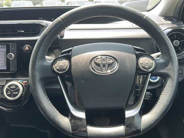 トヨタ アクア G 大分県 2017(平29)年 7.9万km ライムホワイトパールクリスタルシャイン 純正ナビ　ＮＳＺＴ－Ｗ６２Ｇ　フルセグＴＶ　ＳＤ　ＣＤ　ＤＶＤ　ＥＴＣ　革巻きステアリング　アイドリングストップ　衝突軽減防止装置　クルーズコントロール　純正フロアマット　ドアバイザー　　オートライト