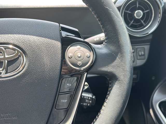 トヨタ アクア G 大分県 2017(平29)年 7.9万km ライムホワイトパールクリスタルシャイン 純正ナビ　ＮＳＺＴ－Ｗ６２Ｇ　フルセグＴＶ　ＳＤ　ＣＤ　ＤＶＤ　ＥＴＣ　革巻きステアリング　アイドリングストップ　衝突軽減防止装置　クルーズコントロール　純正フロアマット　ドアバイザー　　オートライト