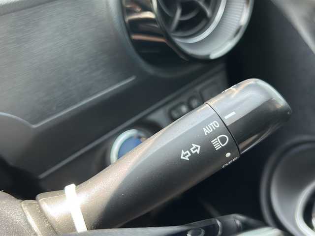 トヨタ アクア G 大分県 2017(平29)年 7.9万km ライムホワイトパールクリスタルシャイン 純正ナビ　ＮＳＺＴ－Ｗ６２Ｇ　フルセグＴＶ　ＳＤ　ＣＤ　ＤＶＤ　ＥＴＣ　革巻きステアリング　アイドリングストップ　衝突軽減防止装置　クルーズコントロール　純正フロアマット　ドアバイザー　　オートライト