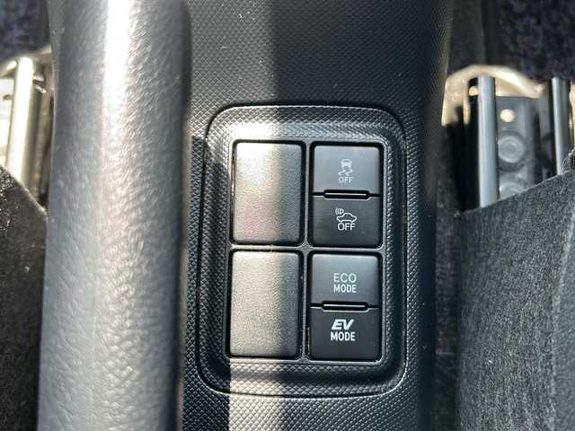 トヨタ アクア G 大分県 2017(平29)年 7.9万km ライムホワイトパールクリスタルシャイン 純正ナビ　ＮＳＺＴ－Ｗ６２Ｇ　フルセグＴＶ　ＳＤ　ＣＤ　ＤＶＤ　ＥＴＣ　革巻きステアリング　アイドリングストップ　衝突軽減防止装置　クルーズコントロール　純正フロアマット　ドアバイザー　　オートライト