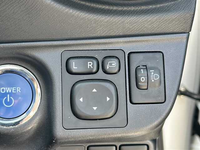 トヨタ アクア G 大分県 2017(平29)年 7.9万km ライムホワイトパールクリスタルシャイン 純正ナビ　ＮＳＺＴ－Ｗ６２Ｇ　フルセグＴＶ　ＳＤ　ＣＤ　ＤＶＤ　ＥＴＣ　革巻きステアリング　アイドリングストップ　衝突軽減防止装置　クルーズコントロール　純正フロアマット　ドアバイザー　　オートライト