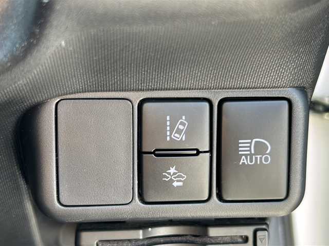 トヨタ アクア G 大分県 2017(平29)年 7.9万km ライムホワイトパールクリスタルシャイン 純正ナビ　ＮＳＺＴ－Ｗ６２Ｇ　フルセグＴＶ　ＳＤ　ＣＤ　ＤＶＤ　ＥＴＣ　革巻きステアリング　アイドリングストップ　衝突軽減防止装置　クルーズコントロール　純正フロアマット　ドアバイザー　　オートライト