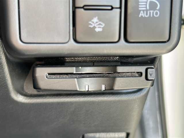 トヨタ アクア G 大分県 2017(平29)年 7.9万km ライムホワイトパールクリスタルシャイン 純正ナビ　ＮＳＺＴ－Ｗ６２Ｇ　フルセグＴＶ　ＳＤ　ＣＤ　ＤＶＤ　ＥＴＣ　革巻きステアリング　アイドリングストップ　衝突軽減防止装置　クルーズコントロール　純正フロアマット　ドアバイザー　　オートライト