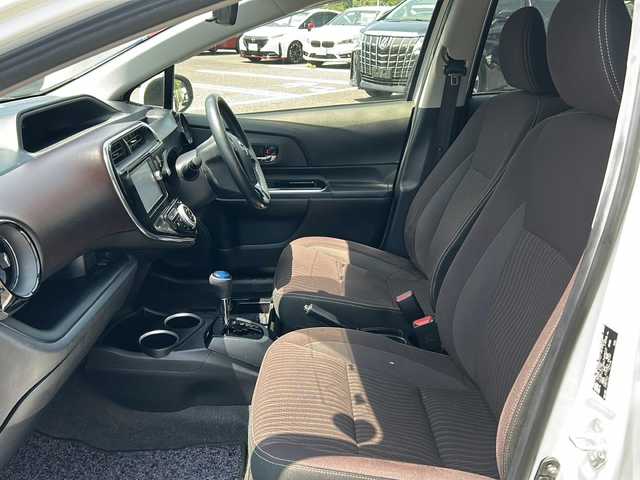 トヨタ アクア G 大分県 2017(平29)年 7.9万km ライムホワイトパールクリスタルシャイン 純正ナビ　ＮＳＺＴ－Ｗ６２Ｇ　フルセグＴＶ　ＳＤ　ＣＤ　ＤＶＤ　ＥＴＣ　革巻きステアリング　アイドリングストップ　衝突軽減防止装置　クルーズコントロール　純正フロアマット　ドアバイザー　　オートライト