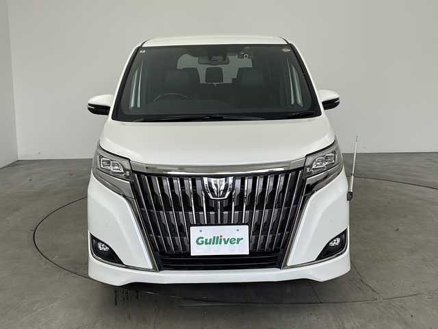 トヨタ エスクァイア Gi プレミアムパッケージ ブラックテーラード 兵庫県 2021(令3)年 6.5万km ホワイトパールクリスタルシャイン ・純正9インチSDナビ（NSZT-Y68T）/CD/DVD/TV/SD/BT/・バックカメラ/・ビルトインETC2.0/・Toyota　Safety　Sense/・プリクラッシュセーフティ/・レーンディパチャーアラート/・オートマチックハイビーム/・先行車発進告知/・クリアランスソナー/・クルーズコントロール/・革巻きステアリング/・ステアリングスイッチ/・アイドリングストップ/・ハーフレザーシート/・前席シートヒーター/・両側パワースライドドア/・純正フロアマット/・純正アルミホイール/・LEDヘッドライト/・社外360°ドライブレコーダー