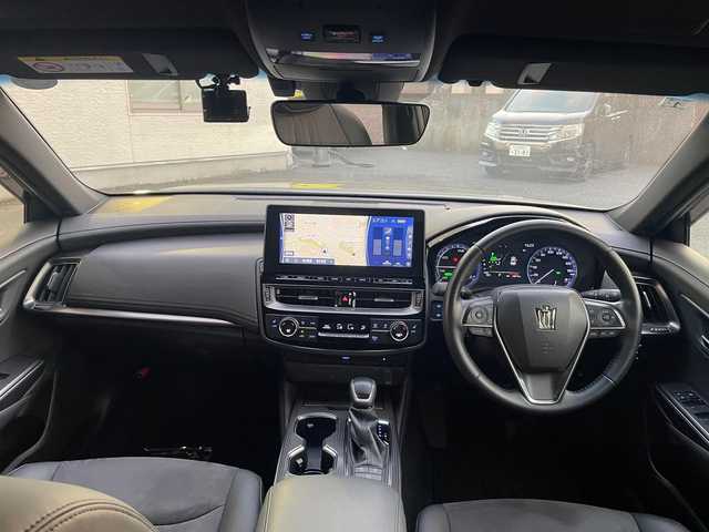 トヨタ クラウン ハイブリッド S 茨城県 2021(令3)年 7万km ブラック 純正12型ナビ/Bluetooth/CD/USB/フルセグ/レーダークルーズコントロール/ブラインドスポットモニター　/バックカメラ　/シートヒーター　/パワーシート　/ステアリングヒーター　/オートブレーキ　/ETC　/ドライブレコーダー　/LEDヘッドライト　/オートライト/オートマチックハイビーム/スマートキー/プッシュスタート/純正フロアマット/純正アルミホイール/ABS/横滑り防止装置/衝突被害軽減システム/レーンキープアシスト/盗難防止装置