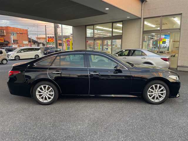 トヨタ クラウン ハイブリッド S 茨城県 2021(令3)年 7万km ブラック 純正12型ナビ/Bluetooth/CD/USB/フルセグ/レーダークルーズコントロール/ブラインドスポットモニター　/バックカメラ　/シートヒーター　/パワーシート　/ステアリングヒーター　/オートブレーキ　/ETC　/ドライブレコーダー　/LEDヘッドライト　/オートライト/オートマチックハイビーム/スマートキー/プッシュスタート/純正フロアマット/純正アルミホイール/ABS/横滑り防止装置/衝突被害軽減システム/レーンキープアシスト/盗難防止装置