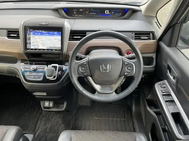 ホンダ フリード＋ ハイブリット クロスター 大分県 2023(令5)年 2.8万km シルバーミストグリーンM ワンオーナー/ハーフレザー調シート/純正メモリナビ VXM-237VFNi/【フルセグ/DVD/BTオーディオ】/バックカメラ/後席フリップダウンモニター/両側パワースライドドア/純正15インチアルミホイール/レーダークルーズコントロール/衝突被害軽減システム/レーンアシスト/ETC/LEDヘッドライト/LEDフォグランプ/オートライト/レザーステアリング/チルトステアリング/ステアリングリモコン/運転席シートリフター/前席シートヒーター/ミラーヒーター/ワイパーヒーター/ウインカーミラー/横滑り防止装置/エンジンプッシュスタート/リアプライバシーガラス/ドアバイザー/フロアマット/電動格納ミラー/カーテン＆サイド＆Wエアバッグ/ABS/スマートキー×2/保証書/車両取説/ナビ取説