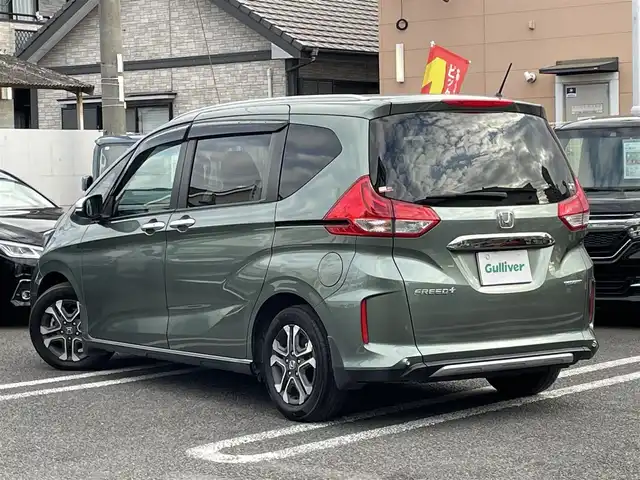 ホンダ フリード＋ ハイブリット クロスター 大分県 2023(令5)年 2.8万km シルバーミストグリーンM ワンオーナー/ハーフレザー調シート/純正メモリナビ VXM-237VFNi/【フルセグ/DVD/BTオーディオ】/バックカメラ/後席フリップダウンモニター/両側パワースライドドア/純正15インチアルミホイール/レーダークルーズコントロール/衝突被害軽減システム/レーンアシスト/ETC/LEDヘッドライト/LEDフォグランプ/オートライト/レザーステアリング/チルトステアリング/ステアリングリモコン/運転席シートリフター/前席シートヒーター/ミラーヒーター/ワイパーヒーター/ウインカーミラー/横滑り防止装置/エンジンプッシュスタート/リアプライバシーガラス/ドアバイザー/フロアマット/電動格納ミラー/カーテン＆サイド＆Wエアバッグ/ABS/スマートキー×2/保証書/車両取説/ナビ取説