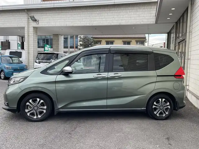 ホンダ フリード＋ ハイブリット クロスター 大分県 2023(令5)年 2.8万km シルバーミストグリーンM ワンオーナー/ハーフレザー調シート/純正メモリナビ VXM-237VFNi/【フルセグ/DVD/BTオーディオ】/バックカメラ/後席フリップダウンモニター/両側パワースライドドア/純正15インチアルミホイール/レーダークルーズコントロール/衝突被害軽減システム/レーンアシスト/ETC/LEDヘッドライト/LEDフォグランプ/オートライト/レザーステアリング/チルトステアリング/ステアリングリモコン/運転席シートリフター/前席シートヒーター/ミラーヒーター/ワイパーヒーター/ウインカーミラー/横滑り防止装置/エンジンプッシュスタート/リアプライバシーガラス/ドアバイザー/フロアマット/電動格納ミラー/カーテン＆サイド＆Wエアバッグ/ABS/スマートキー×2/保証書/車両取説/ナビ取説