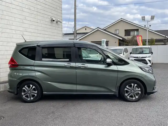ホンダ フリード＋ ハイブリット クロスター 大分県 2023(令5)年 2.8万km シルバーミストグリーンM ワンオーナー/ハーフレザー調シート/純正メモリナビ VXM-237VFNi/【フルセグ/DVD/BTオーディオ】/バックカメラ/後席フリップダウンモニター/両側パワースライドドア/純正15インチアルミホイール/レーダークルーズコントロール/衝突被害軽減システム/レーンアシスト/ETC/LEDヘッドライト/LEDフォグランプ/オートライト/レザーステアリング/チルトステアリング/ステアリングリモコン/運転席シートリフター/前席シートヒーター/ミラーヒーター/ワイパーヒーター/ウインカーミラー/横滑り防止装置/エンジンプッシュスタート/リアプライバシーガラス/ドアバイザー/フロアマット/電動格納ミラー/カーテン＆サイド＆Wエアバッグ/ABS/スマートキー×2/保証書/車両取説/ナビ取説