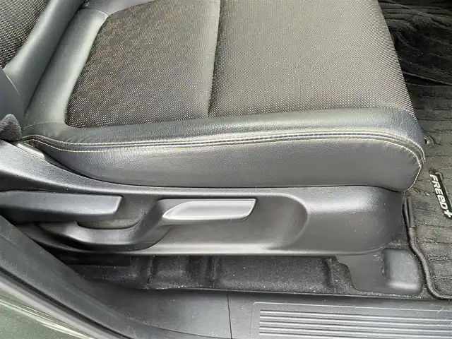 ホンダ フリード＋ ハイブリット クロスター 大分県 2023(令5)年 2.8万km シルバーミストグリーンM ワンオーナー/ハーフレザー調シート/純正メモリナビ VXM-237VFNi/【フルセグ/DVD/BTオーディオ】/バックカメラ/後席フリップダウンモニター/両側パワースライドドア/純正15インチアルミホイール/レーダークルーズコントロール/衝突被害軽減システム/レーンアシスト/ETC/LEDヘッドライト/LEDフォグランプ/オートライト/レザーステアリング/チルトステアリング/ステアリングリモコン/運転席シートリフター/前席シートヒーター/ミラーヒーター/ワイパーヒーター/ウインカーミラー/横滑り防止装置/エンジンプッシュスタート/リアプライバシーガラス/ドアバイザー/フロアマット/電動格納ミラー/カーテン＆サイド＆Wエアバッグ/ABS/スマートキー×2/保証書/車両取説/ナビ取説