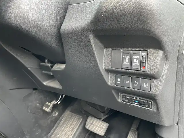 ホンダ フリード＋ ハイブリット クロスター 大分県 2023(令5)年 2.8万km シルバーミストグリーンM ワンオーナー/ハーフレザー調シート/純正メモリナビ VXM-237VFNi/【フルセグ/DVD/BTオーディオ】/バックカメラ/後席フリップダウンモニター/両側パワースライドドア/純正15インチアルミホイール/レーダークルーズコントロール/衝突被害軽減システム/レーンアシスト/ETC/LEDヘッドライト/LEDフォグランプ/オートライト/レザーステアリング/チルトステアリング/ステアリングリモコン/運転席シートリフター/前席シートヒーター/ミラーヒーター/ワイパーヒーター/ウインカーミラー/横滑り防止装置/エンジンプッシュスタート/リアプライバシーガラス/ドアバイザー/フロアマット/電動格納ミラー/カーテン＆サイド＆Wエアバッグ/ABS/スマートキー×2/保証書/車両取説/ナビ取説