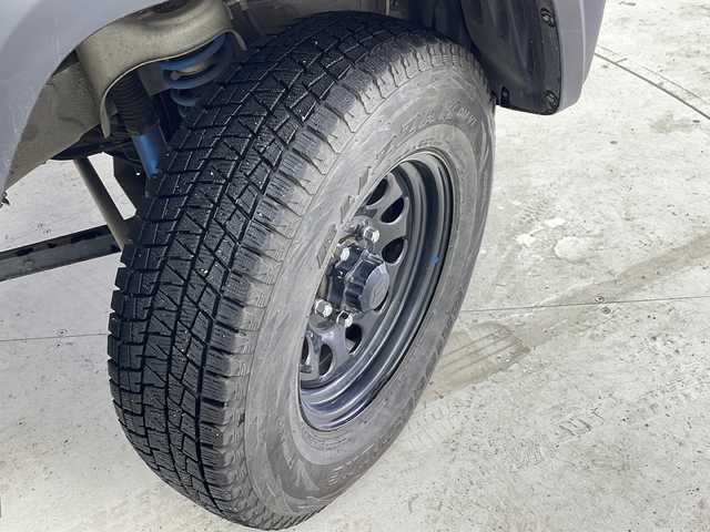 スズキ ジムニー シエラ JC 宮城県 2020(令2)年 2.4万km ピュアホワイトP 禁煙車/デュアルカメラブレーキサポート/スズキセーフティサポート/・車線逸脱抑制制御機能/・車線逸脱警報機能/・横滑り防止装置/・ハイビームアシスト/バックカメラ/ダウンヒルアシストコントロール/純正8インチナビ/・BT/SD/CD/DVD/USB/iPod/AM/FM/フルセグTV/前席シートヒーター/ETC/革巻きステアリング/ステアリングスイッチ/エンジンスターター/スマートキー/プッシュスタート/LEDヘッドライト/LEDフォグランプ/純正フロアマット/純正ドアバイザー/純正15インチホイール/ヒーテッドミラー