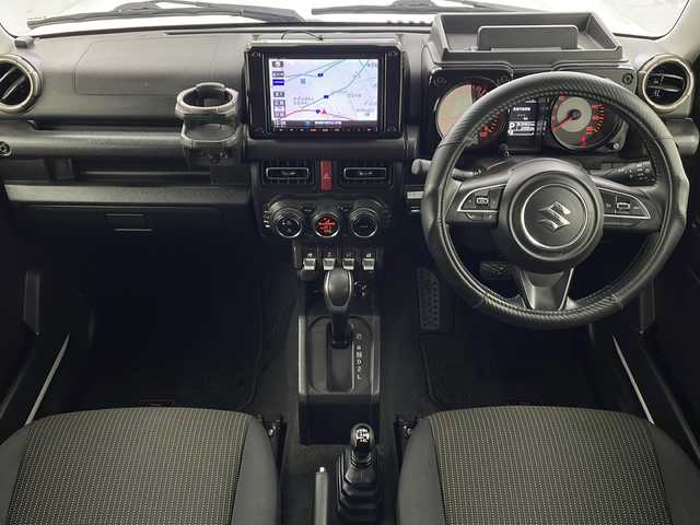 スズキ ジムニー シエラ JC 宮城県 2020(令2)年 2.4万km ピュアホワイトP 禁煙車/デュアルカメラブレーキサポート/スズキセーフティサポート/・車線逸脱抑制制御機能/・車線逸脱警報機能/・横滑り防止装置/・ハイビームアシスト/バックカメラ/ダウンヒルアシストコントロール/純正8インチナビ/・BT/SD/CD/DVD/USB/iPod/AM/FM/フルセグTV/前席シートヒーター/ETC/革巻きステアリング/ステアリングスイッチ/エンジンスターター/スマートキー/プッシュスタート/LEDヘッドライト/LEDフォグランプ/純正フロアマット/純正ドアバイザー/純正15インチホイール/ヒーテッドミラー