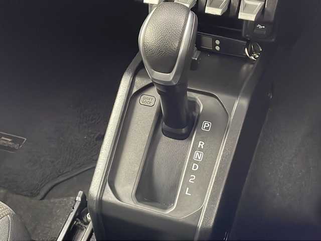 スズキ ジムニー シエラ JC 宮城県 2020(令2)年 2.4万km ピュアホワイトP 禁煙車/デュアルカメラブレーキサポート/スズキセーフティサポート/・車線逸脱抑制制御機能/・車線逸脱警報機能/・横滑り防止装置/・ハイビームアシスト/バックカメラ/ダウンヒルアシストコントロール/純正8インチナビ/・BT/SD/CD/DVD/USB/iPod/AM/FM/フルセグTV/前席シートヒーター/ETC/革巻きステアリング/ステアリングスイッチ/エンジンスターター/スマートキー/プッシュスタート/LEDヘッドライト/LEDフォグランプ/純正フロアマット/純正ドアバイザー/純正15インチホイール/ヒーテッドミラー