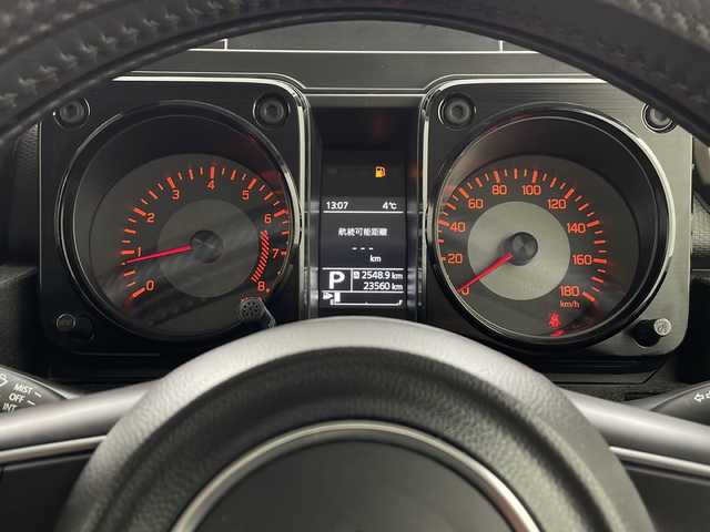 スズキ ジムニー シエラ JC 宮城県 2020(令2)年 2.4万km ピュアホワイトP 禁煙車/デュアルカメラブレーキサポート/スズキセーフティサポート/・車線逸脱抑制制御機能/・車線逸脱警報機能/・横滑り防止装置/・ハイビームアシスト/バックカメラ/ダウンヒルアシストコントロール/純正8インチナビ/・BT/SD/CD/DVD/USB/iPod/AM/FM/フルセグTV/前席シートヒーター/ETC/革巻きステアリング/ステアリングスイッチ/エンジンスターター/スマートキー/プッシュスタート/LEDヘッドライト/LEDフォグランプ/純正フロアマット/純正ドアバイザー/純正15インチホイール/ヒーテッドミラー