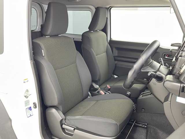 スズキ ジムニー シエラ JC 宮城県 2020(令2)年 2.4万km ピュアホワイトP 禁煙車/デュアルカメラブレーキサポート/スズキセーフティサポート/・車線逸脱抑制制御機能/・車線逸脱警報機能/・横滑り防止装置/・ハイビームアシスト/バックカメラ/ダウンヒルアシストコントロール/純正8インチナビ/・BT/SD/CD/DVD/USB/iPod/AM/FM/フルセグTV/前席シートヒーター/ETC/革巻きステアリング/ステアリングスイッチ/エンジンスターター/スマートキー/プッシュスタート/LEDヘッドライト/LEDフォグランプ/純正フロアマット/純正ドアバイザー/純正15インチホイール/ヒーテッドミラー