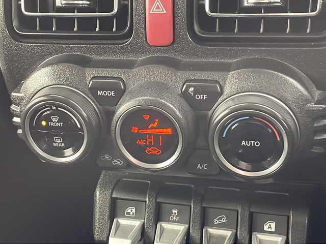 スズキ ジムニー シエラ JC 宮城県 2020(令2)年 2.4万km ピュアホワイトP 禁煙車/デュアルカメラブレーキサポート/スズキセーフティサポート/・車線逸脱抑制制御機能/・車線逸脱警報機能/・横滑り防止装置/・ハイビームアシスト/バックカメラ/ダウンヒルアシストコントロール/純正8インチナビ/・BT/SD/CD/DVD/USB/iPod/AM/FM/フルセグTV/前席シートヒーター/ETC/革巻きステアリング/ステアリングスイッチ/エンジンスターター/スマートキー/プッシュスタート/LEDヘッドライト/LEDフォグランプ/純正フロアマット/純正ドアバイザー/純正15インチホイール/ヒーテッドミラー