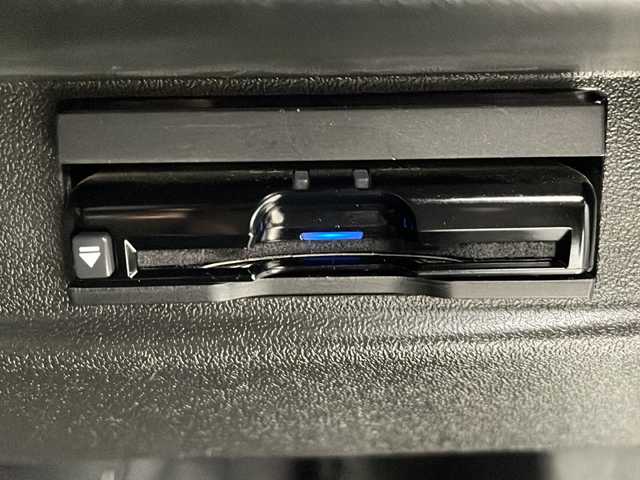 スズキ ジムニー シエラ JC 宮城県 2020(令2)年 2.4万km ピュアホワイトP 禁煙車/デュアルカメラブレーキサポート/スズキセーフティサポート/・車線逸脱抑制制御機能/・車線逸脱警報機能/・横滑り防止装置/・ハイビームアシスト/バックカメラ/ダウンヒルアシストコントロール/純正8インチナビ/・BT/SD/CD/DVD/USB/iPod/AM/FM/フルセグTV/前席シートヒーター/ETC/革巻きステアリング/ステアリングスイッチ/エンジンスターター/スマートキー/プッシュスタート/LEDヘッドライト/LEDフォグランプ/純正フロアマット/純正ドアバイザー/純正15インチホイール/ヒーテッドミラー