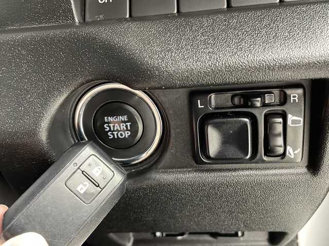 スズキ ジムニー シエラ JC 宮城県 2020(令2)年 2.4万km ピュアホワイトP 禁煙車/デュアルカメラブレーキサポート/スズキセーフティサポート/・車線逸脱抑制制御機能/・車線逸脱警報機能/・横滑り防止装置/・ハイビームアシスト/バックカメラ/ダウンヒルアシストコントロール/純正8インチナビ/・BT/SD/CD/DVD/USB/iPod/AM/FM/フルセグTV/前席シートヒーター/ETC/革巻きステアリング/ステアリングスイッチ/エンジンスターター/スマートキー/プッシュスタート/LEDヘッドライト/LEDフォグランプ/純正フロアマット/純正ドアバイザー/純正15インチホイール/ヒーテッドミラー