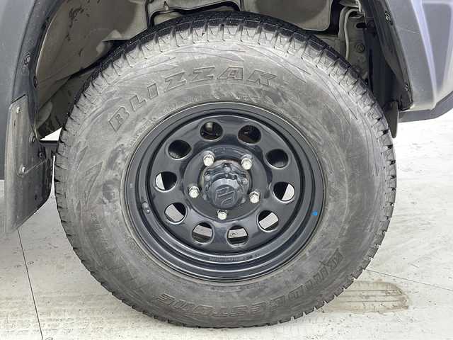 スズキ ジムニー シエラ JC 宮城県 2020(令2)年 2.4万km ピュアホワイトP 禁煙車/デュアルカメラブレーキサポート/スズキセーフティサポート/・車線逸脱抑制制御機能/・車線逸脱警報機能/・横滑り防止装置/・ハイビームアシスト/バックカメラ/ダウンヒルアシストコントロール/純正8インチナビ/・BT/SD/CD/DVD/USB/iPod/AM/FM/フルセグTV/前席シートヒーター/ETC/革巻きステアリング/ステアリングスイッチ/エンジンスターター/スマートキー/プッシュスタート/LEDヘッドライト/LEDフォグランプ/純正フロアマット/純正ドアバイザー/純正15インチホイール/ヒーテッドミラー