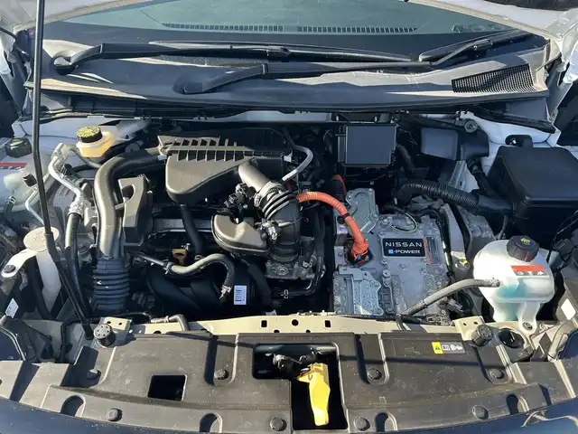 日産 オーラ ニスモ 栃木県 2022(令4)年 1.6万km ピュアホワイトパール 全方位運転支援システム/・インテリジェントエマージェンシーブレーキ/・踏み間違い衝突防止アシスト　・標識検知機能/・前方衝突予測警報　・ふらつき警報　・後退時車両検知機能/・車線逸脱警報　・車線逸脱防止支援システム/・後側方衝突防止支援システム/車両検知警報/9インチワイドディスプレイコネクトナビゲーションシステム/フルセグTV/Bluetooth/USB/AppleCarPlay/インテリジェントアラウンドビューモニター/インテリジェントルームミラー/ETC2.0/ドライブレコーダー/ワイヤレス充電/ブラックフードデカール/NISMOロゴ入りレッド加飾付ブラック合皮ハーフレザーシート/スマートキー/プッシュEgスタート/純正17インチAW/アダプティブLEDヘッドライト/フォグランプ