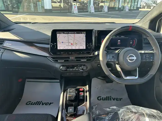 日産 オーラ ニスモ 栃木県 2022(令4)年 1.6万km ピュアホワイトパール 全方位運転支援システム/・インテリジェントエマージェンシーブレーキ/・踏み間違い衝突防止アシスト　・標識検知機能/・前方衝突予測警報　・ふらつき警報　・後退時車両検知機能/・車線逸脱警報　・車線逸脱防止支援システム/・後側方衝突防止支援システム/車両検知警報/9インチワイドディスプレイコネクトナビゲーションシステム/フルセグTV/Bluetooth/USB/AppleCarPlay/インテリジェントアラウンドビューモニター/インテリジェントルームミラー/ETC2.0/ドライブレコーダー/ワイヤレス充電/ブラックフードデカール/NISMOロゴ入りレッド加飾付ブラック合皮ハーフレザーシート/スマートキー/プッシュEgスタート/純正17インチAW/アダプティブLEDヘッドライト/フォグランプ